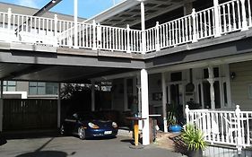 Shooters Saloon Hotel & Cabins